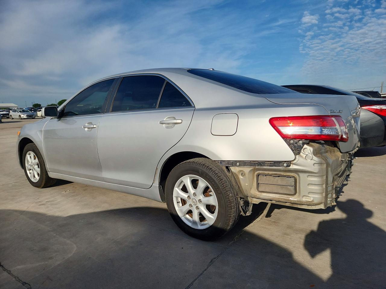 2011 Toyota Camry Le - Фото 2