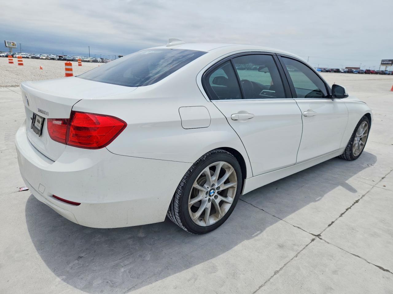 2015 BMW 320 I - Фото 3