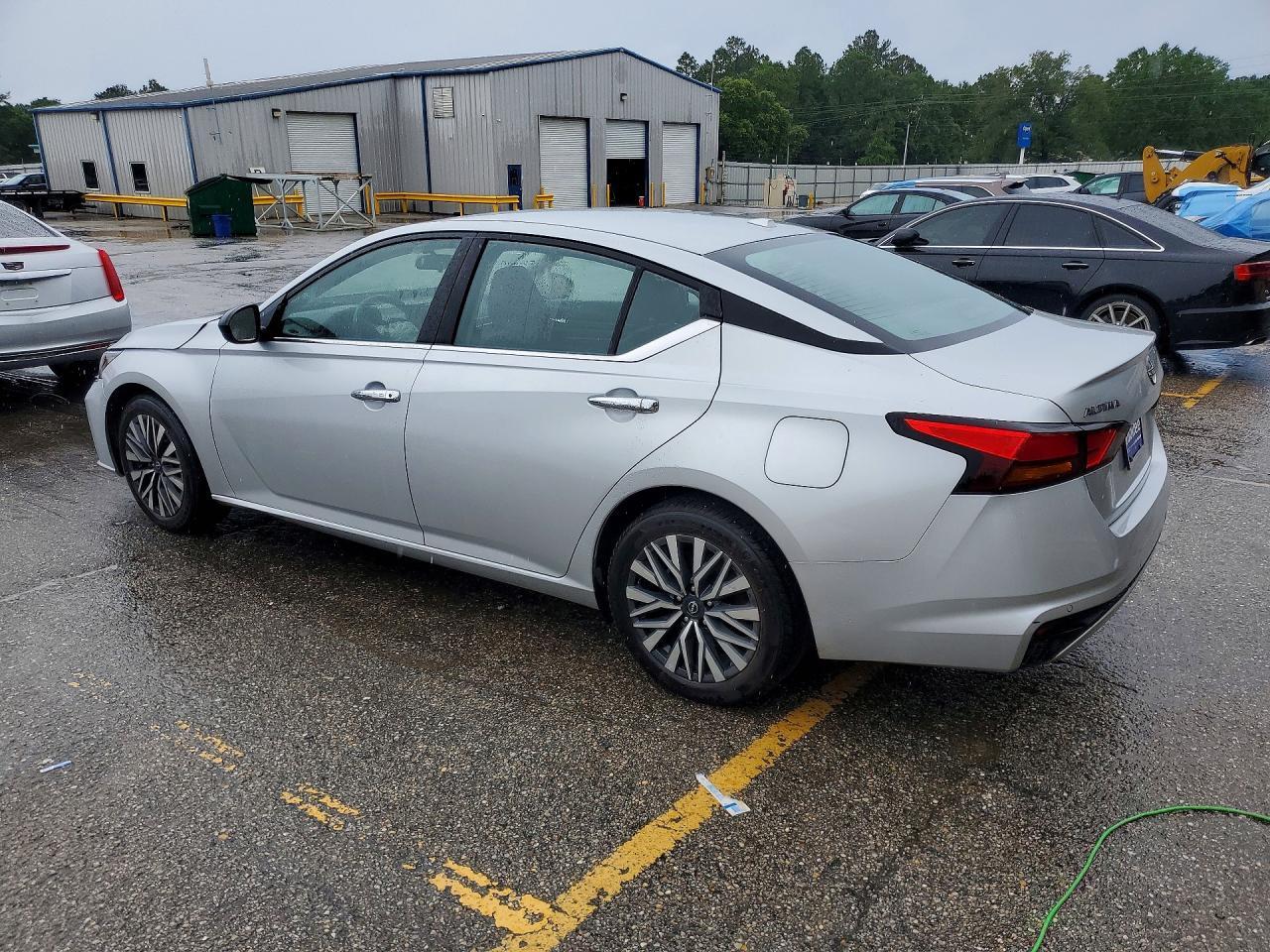 2024 Nissan Altima Sv - Image 2