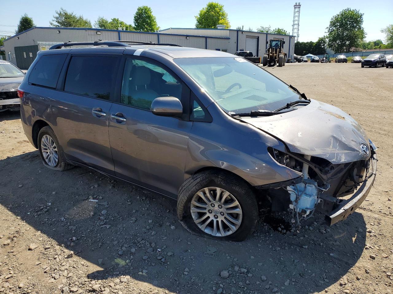 2017 Toyota Sienna Xle 8-Passenger - Фото 4