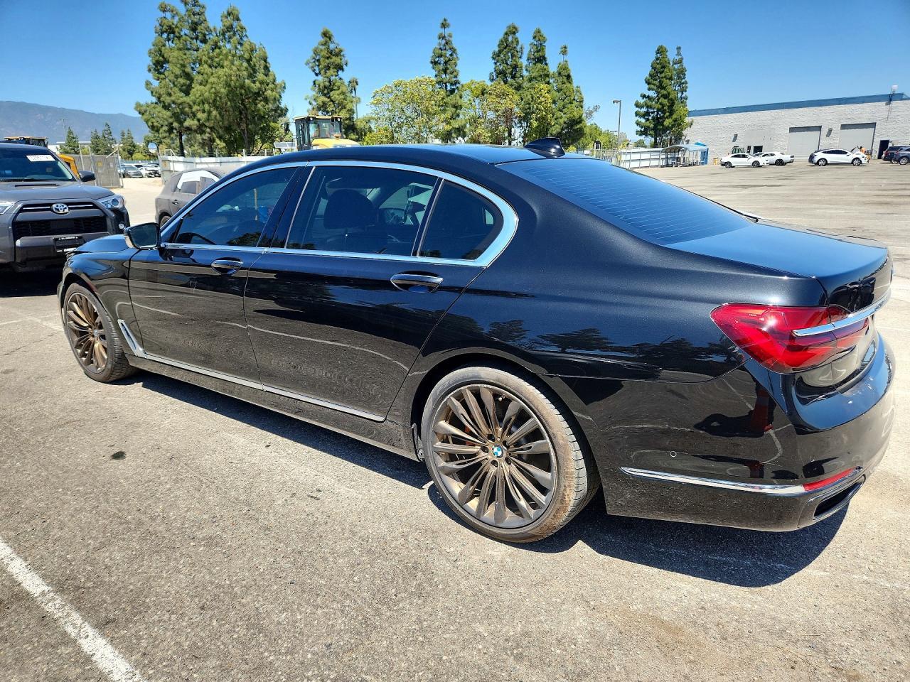 2016 BMW 750 I - Фото 2