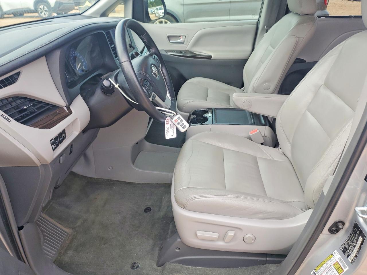 2015 Toyota Sienna Xle 8-Passenger - Image 7