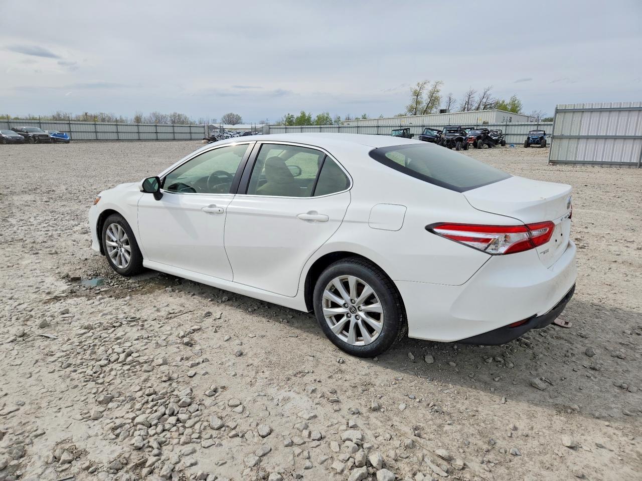 2018 Toyota Camry Le - Фото 2