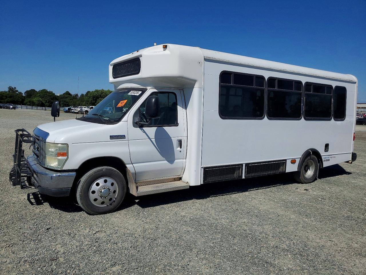 2008 Ford Econoline E450 Super Duty Cutaway Van - Фото 2