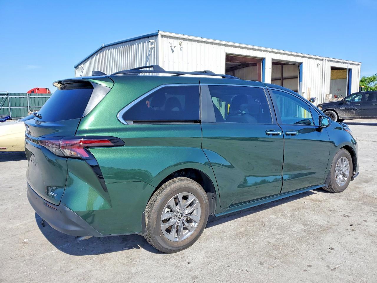 2025 Toyota Sienna Xle 7-Passenger - Фото 3