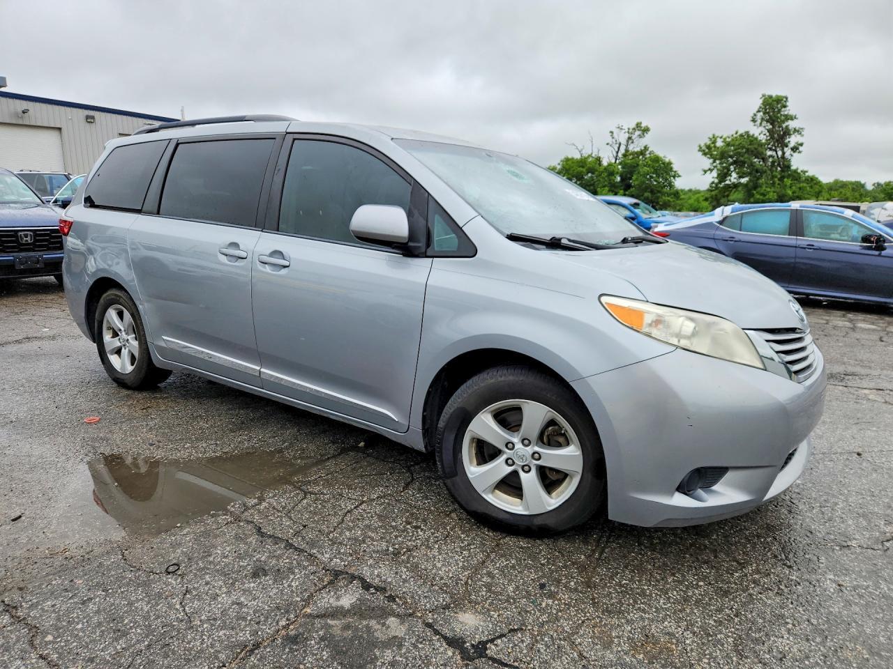 2015 Toyota Sienna Le - Фото 4