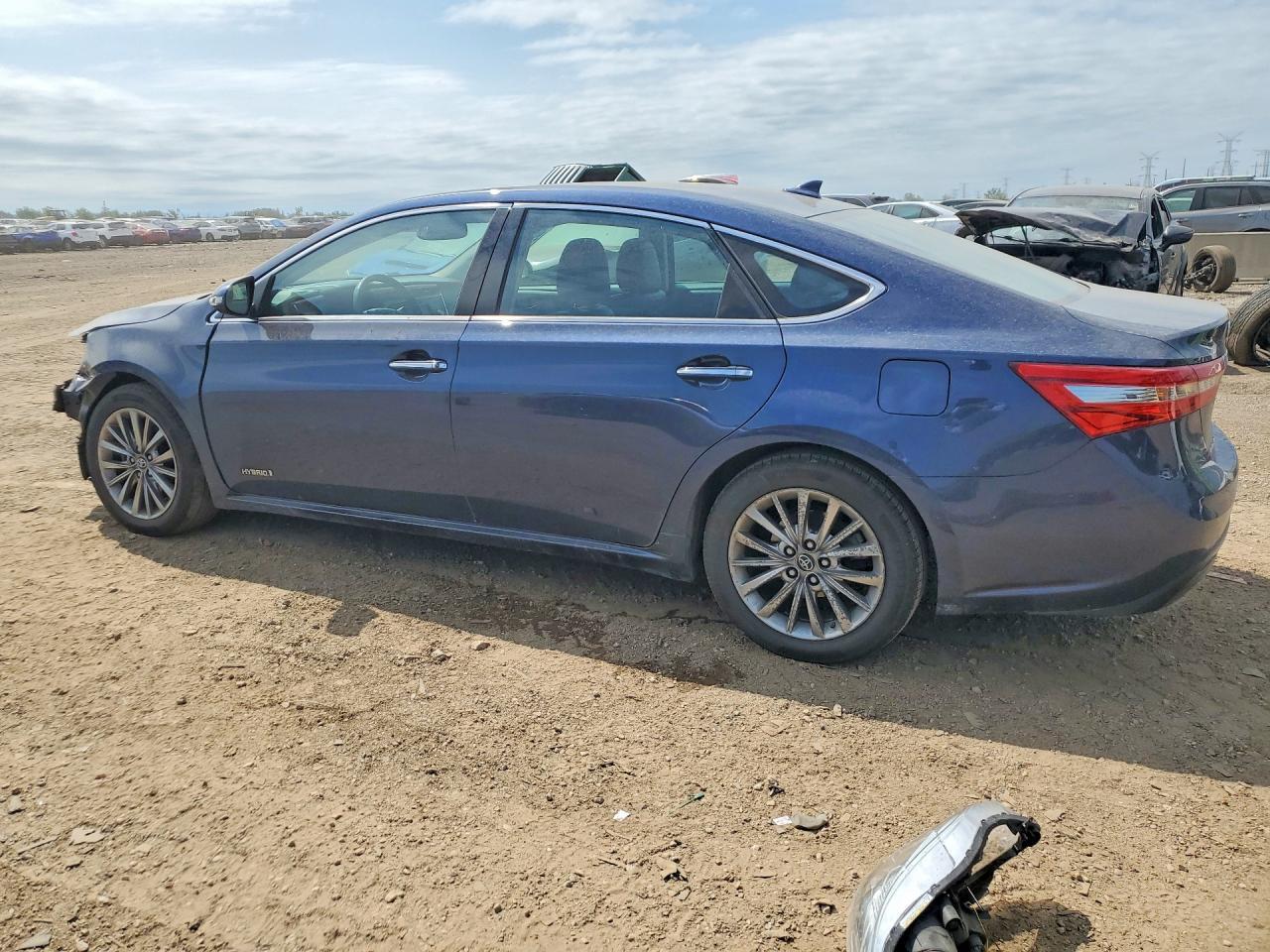 2016 Toyota Avalon Hybrid Limited - Image 2