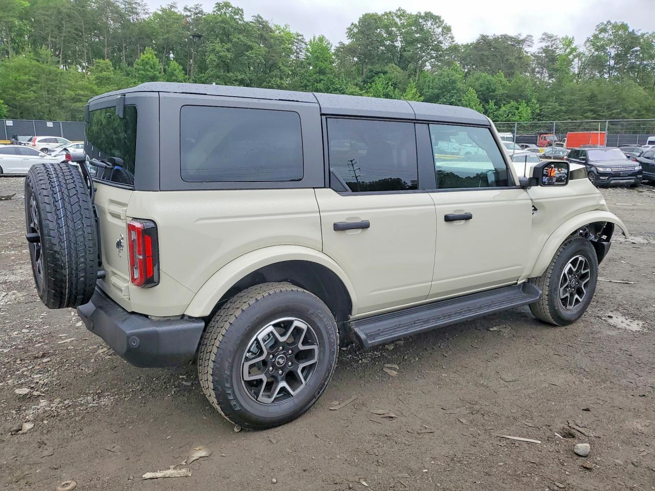 2026 Ford Bronco Outer Banks - Image 3