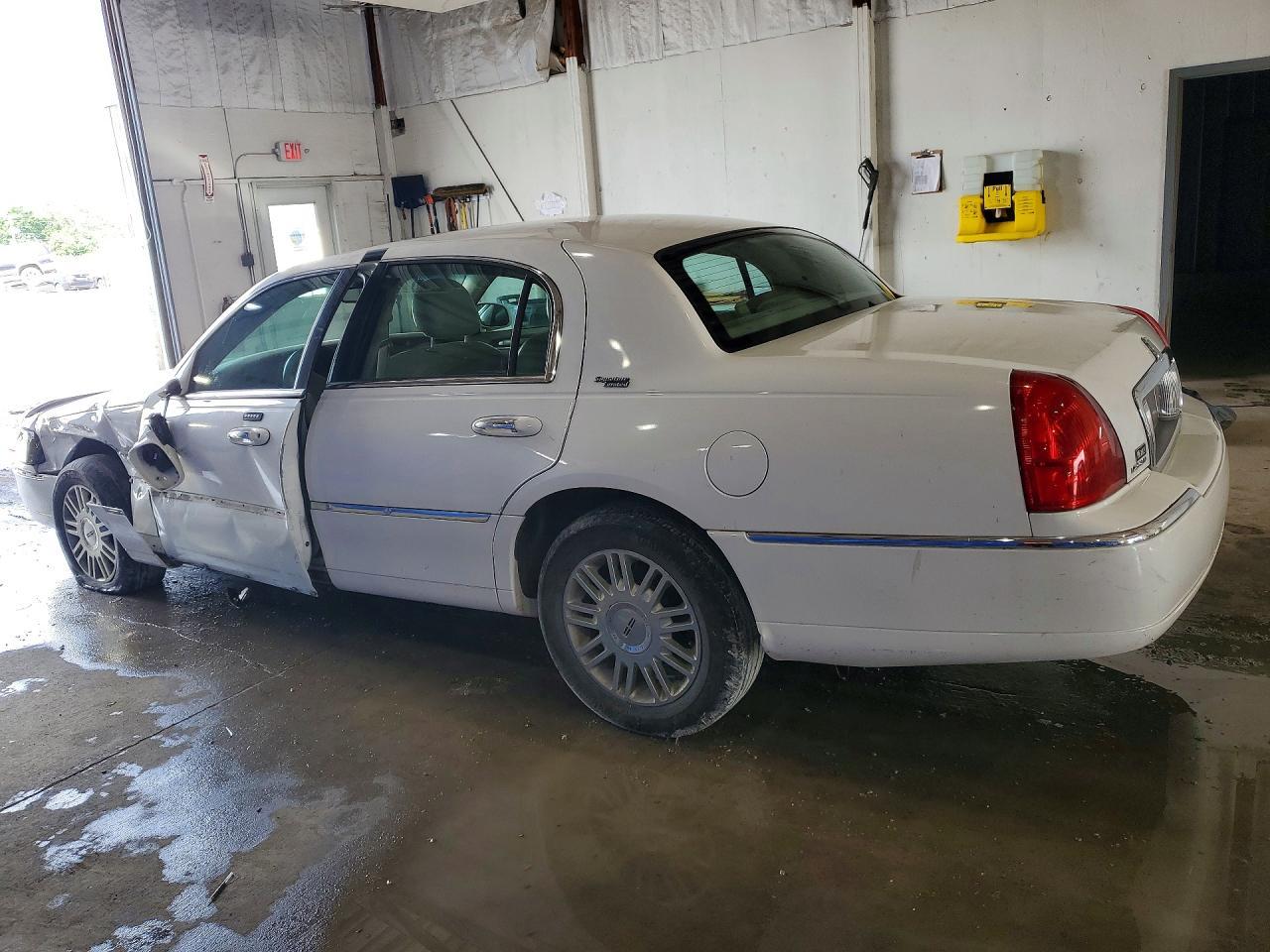 2006 Lincoln Town Car Signature Limited - Image 2