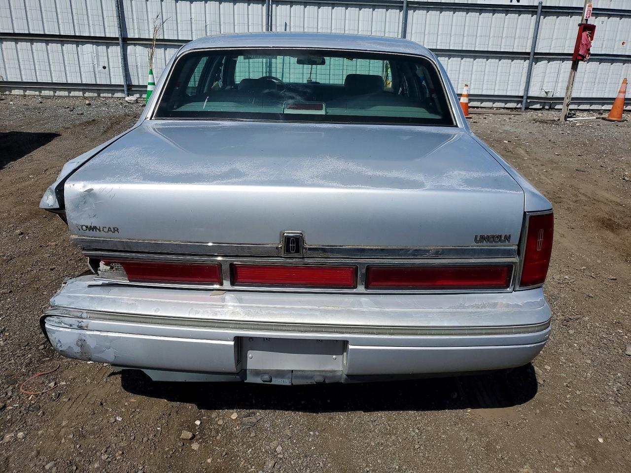 1995 Lincoln Town Car Executive - Image 6