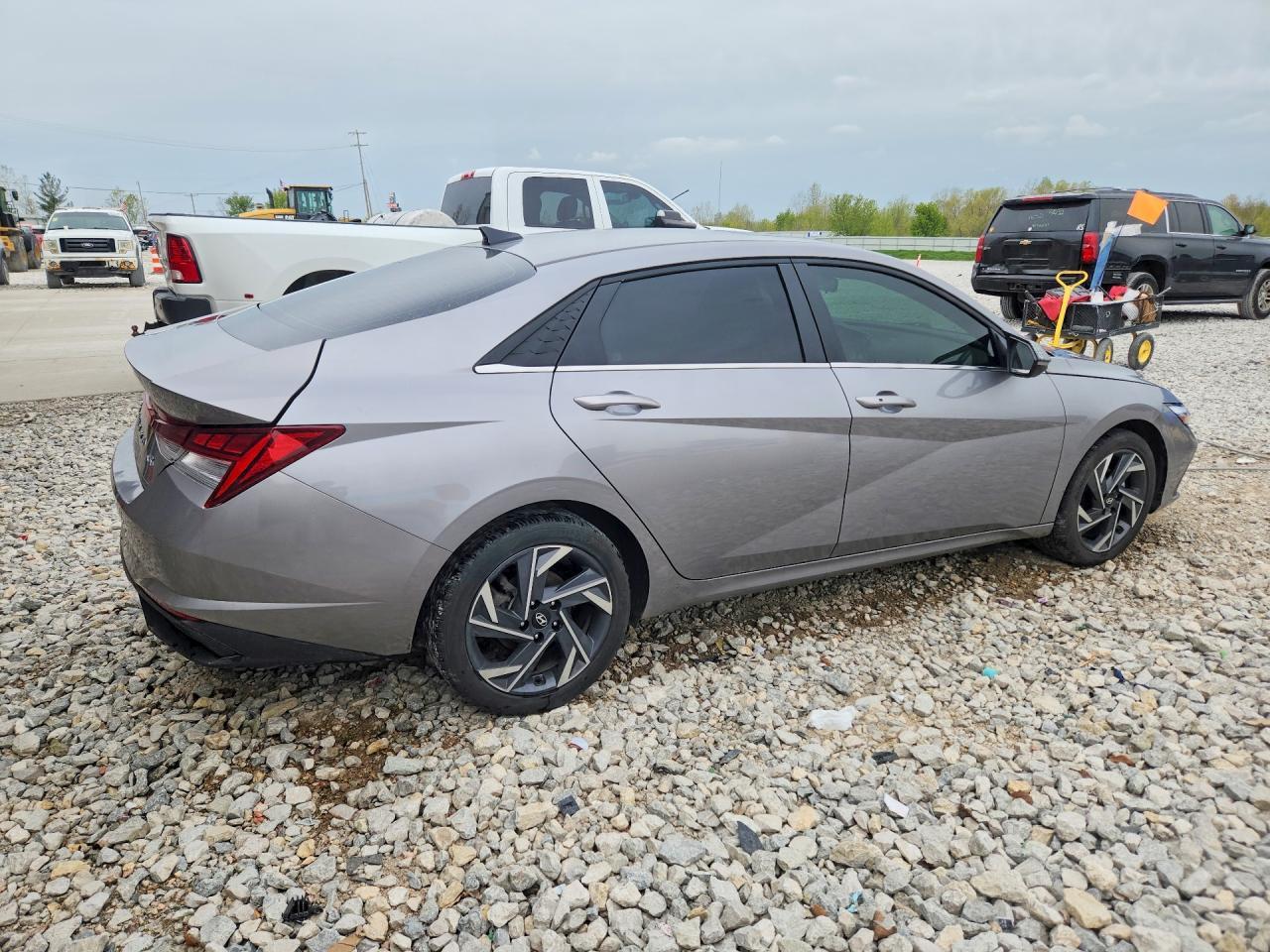 2025 Hyundai Elantra Sel - Image 3