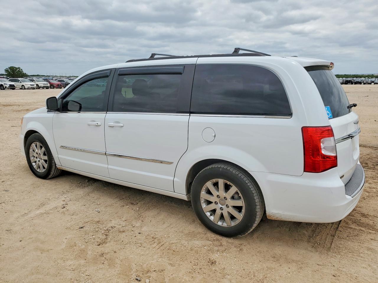 2016 Chrysler Town & Country Touring - Фото 2