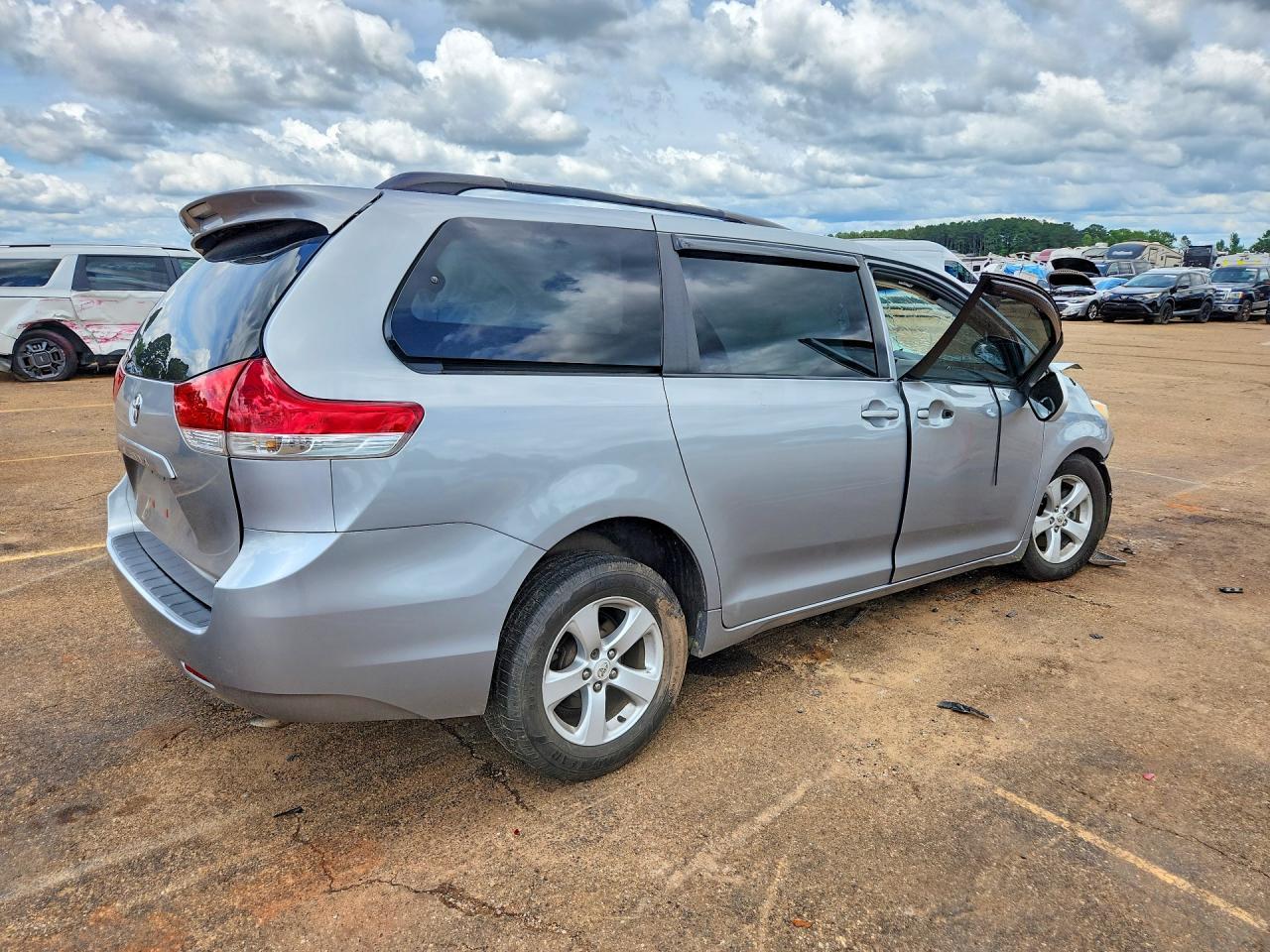2011 Toyota Sienna Le - Фото 3