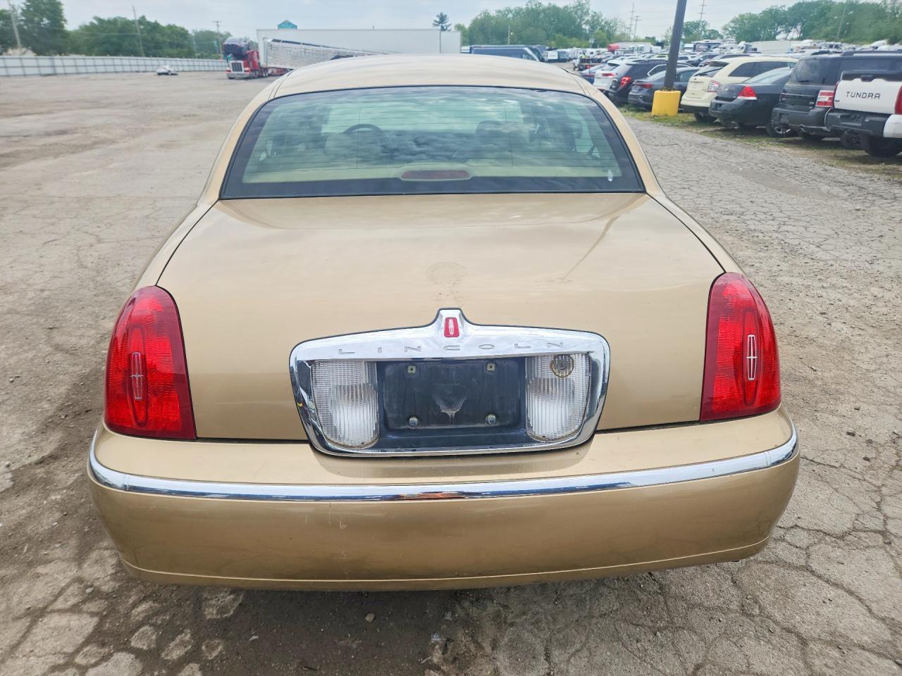 1998 Lincoln Town Car Executive - Image 6