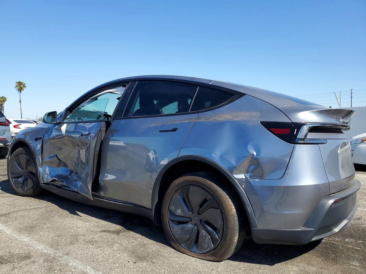 2026 Tesla Model Y - Фото 2