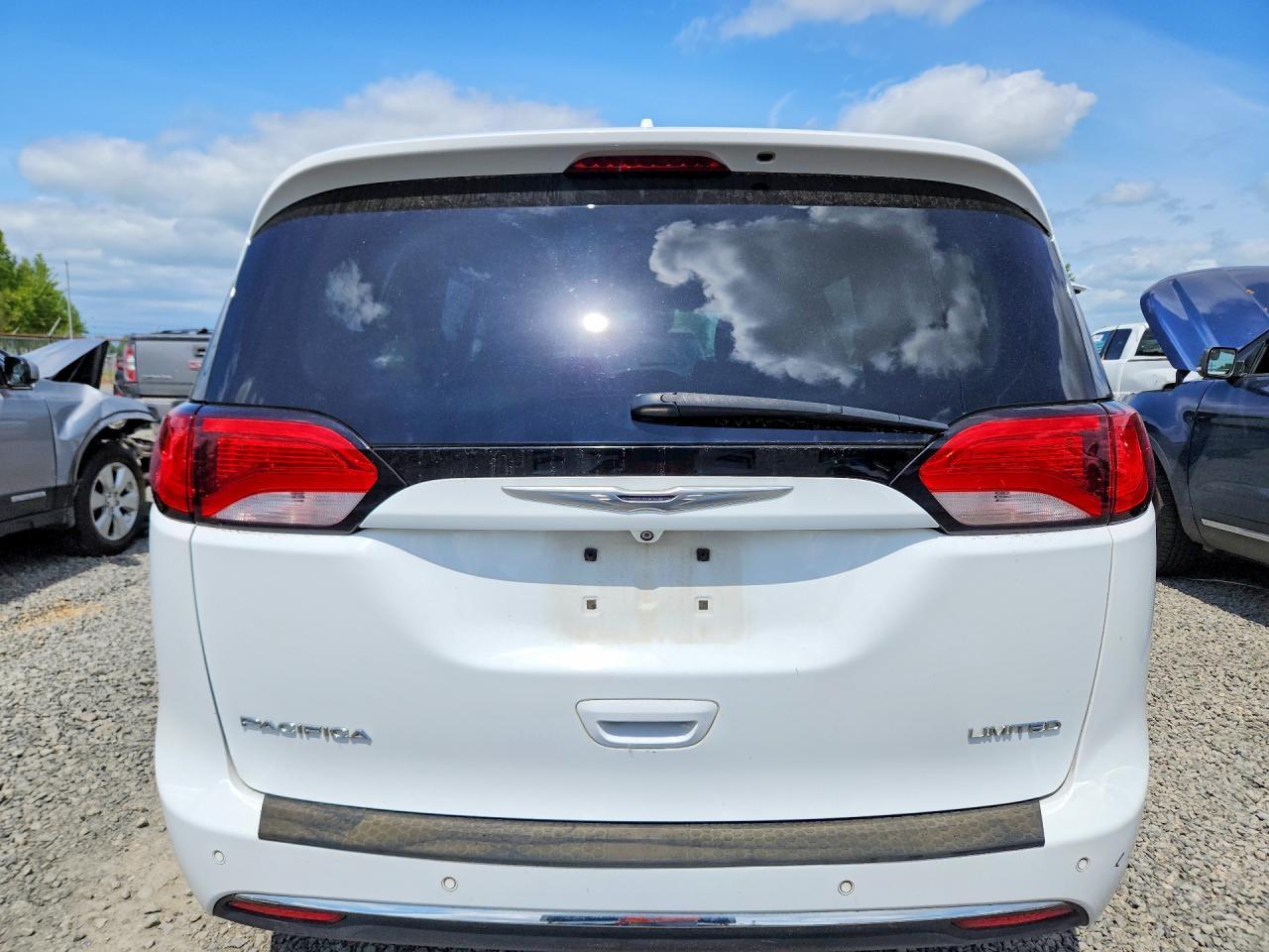 2017 Chrysler Pacifica Limited - Image 6