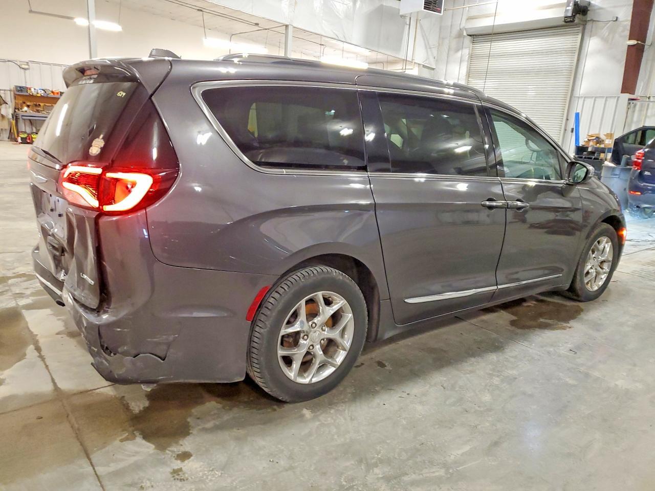 2017 Chrysler Pacifica Limited - Image 3