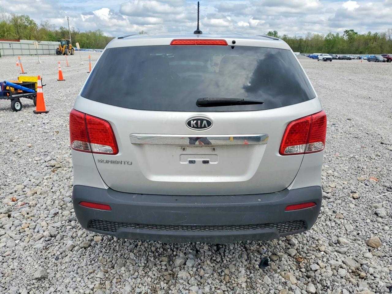 2011 Kia Sorento Lx - Image 6