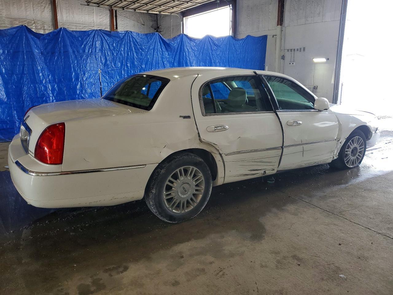 2006 Lincoln Town Car Signature Limited - Image 3