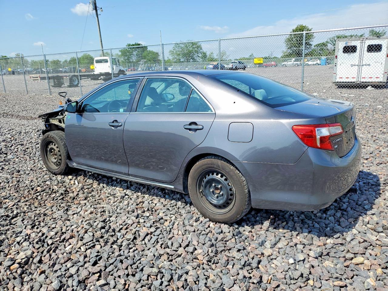 2014 Toyota Camry Le - Фото 2