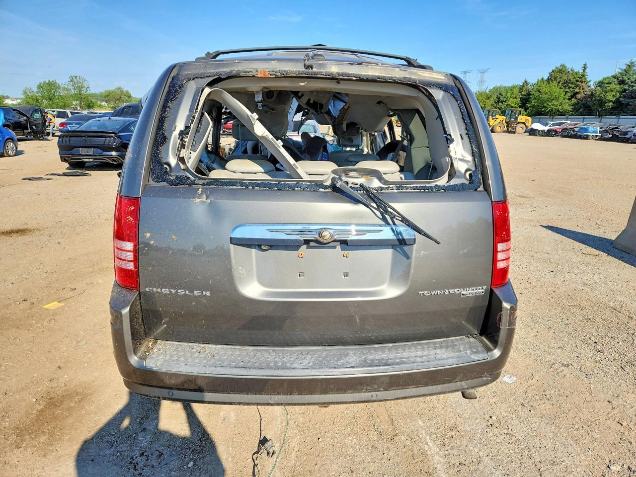 2010 Chrysler Town & Country Touring Plus - Image 6