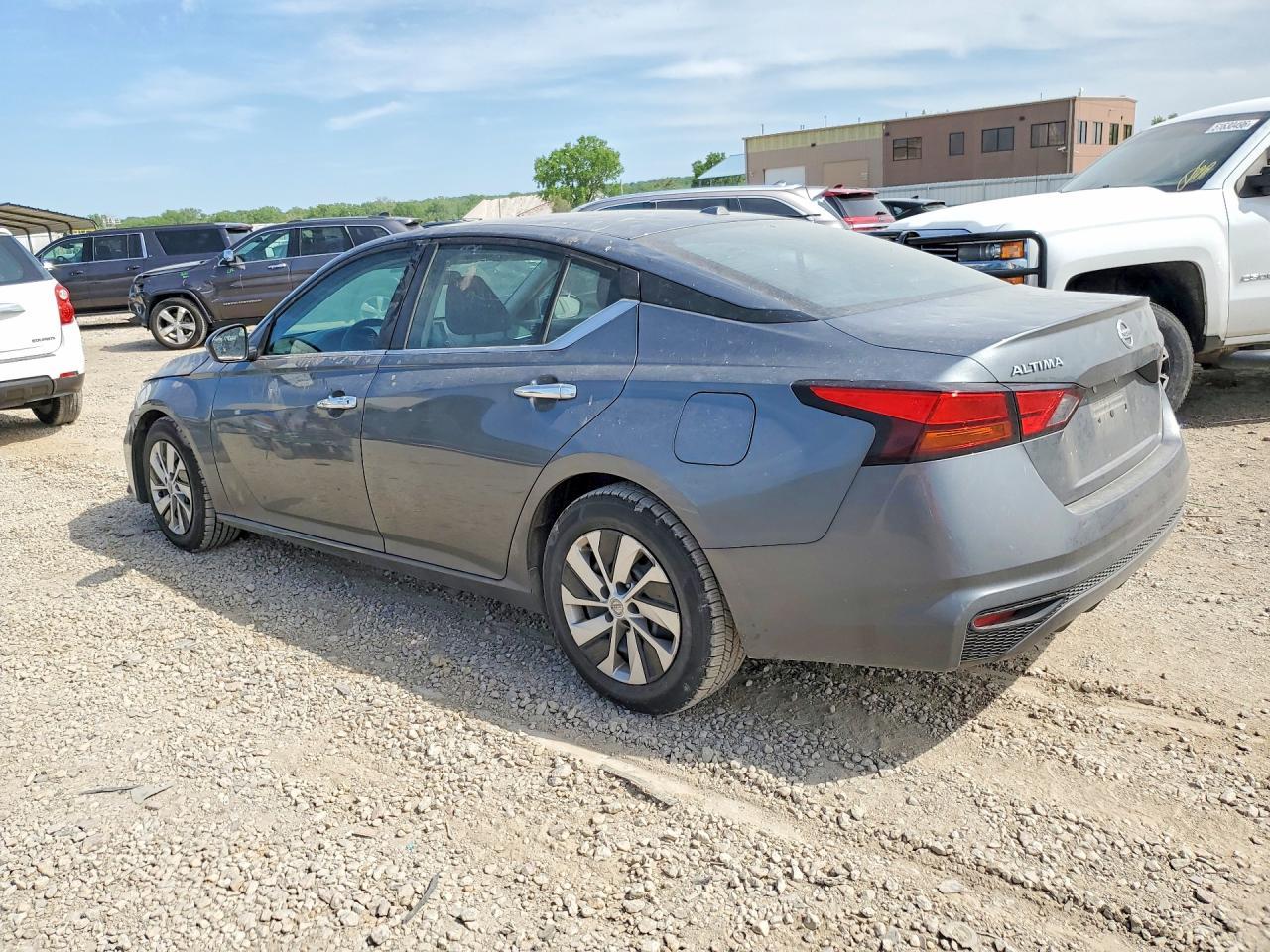 2020 Nissan Altima S - Фото 2