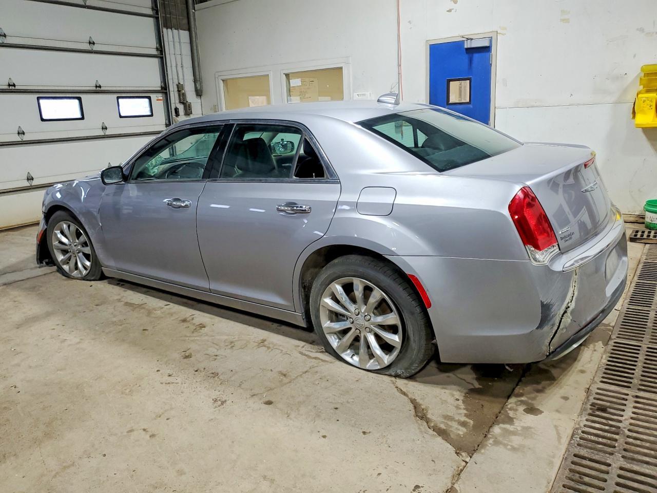2018 Chrysler 300 Limited - Фото 2