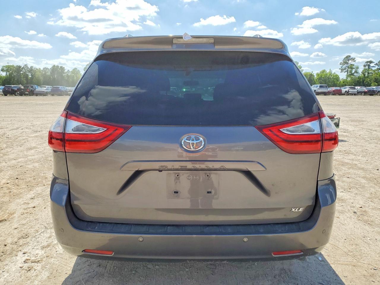 2017 Toyota Sienna Xle 8-Passenger - Фото 6