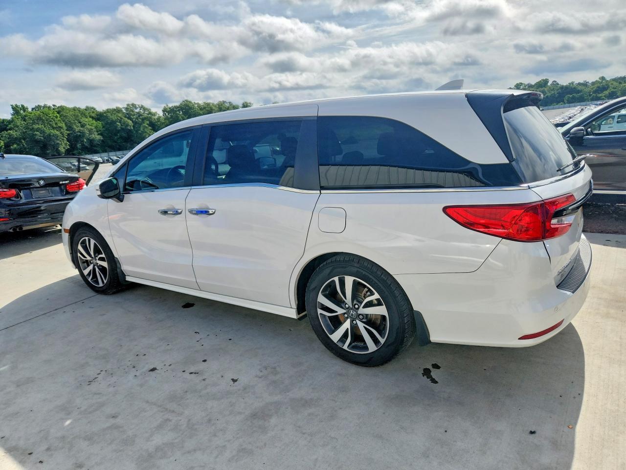2023 Honda Odyssey Touring - Image 2