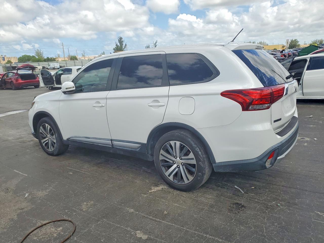 2016 Mitsubishi Outlander Se - Фото 2