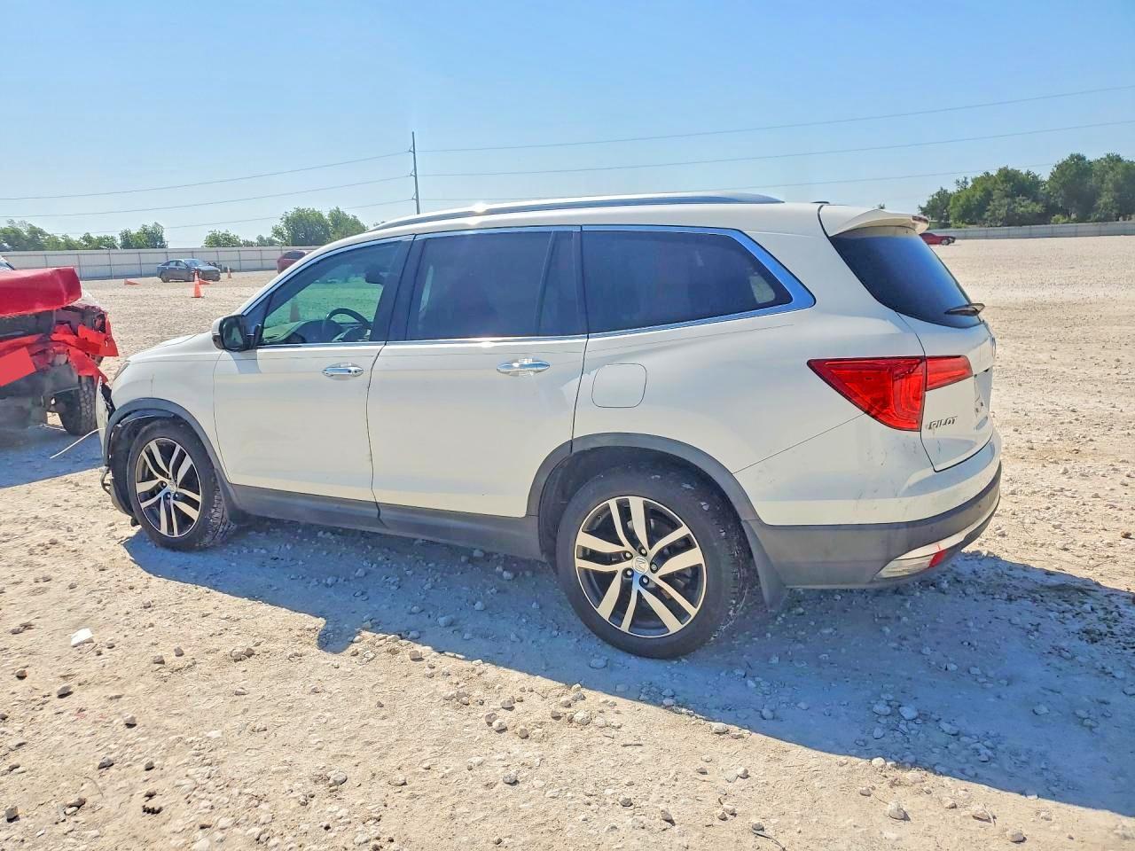2017 Honda Pilot Touring - Image 2