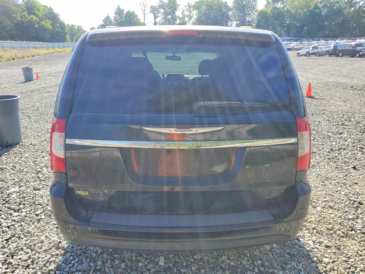 2013 Chrysler Town & Country Touring - Image 6
