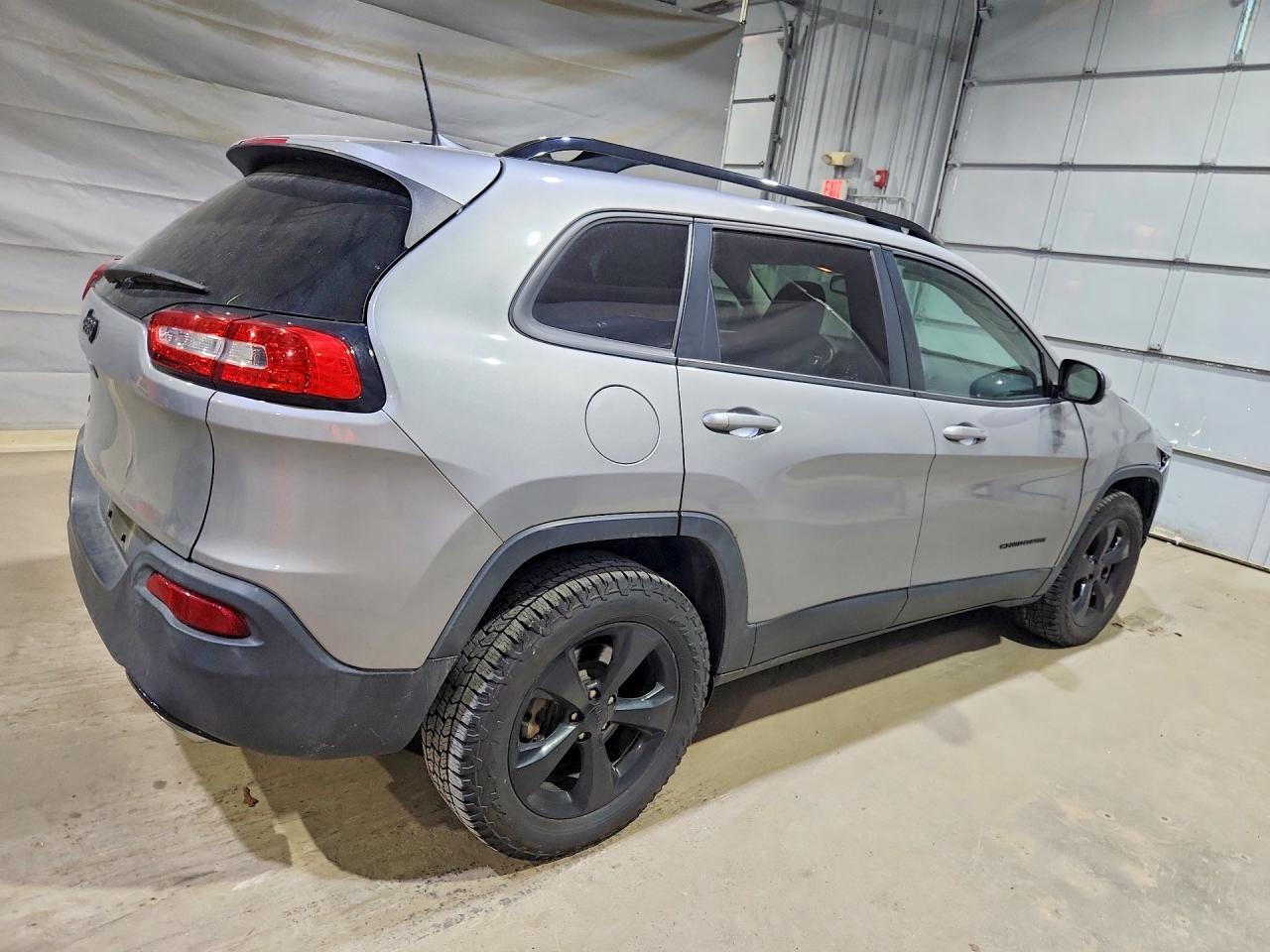 2016 Jeep Cherokee Latitude - Image 3