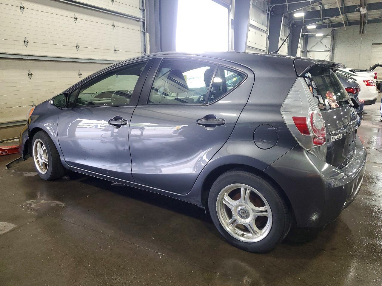 2013 Toyota Prius C Two - Фото 2
