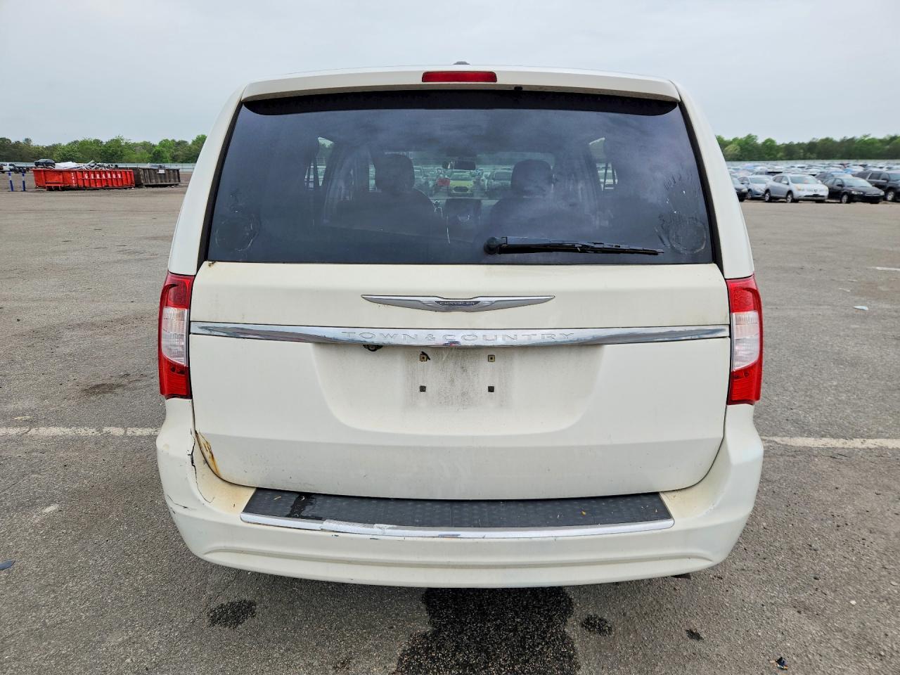 2011 Chrysler Town & Country Touring - Image 6