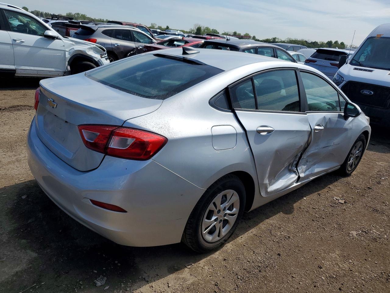 2019 Chevrolet Cruz - Image 3