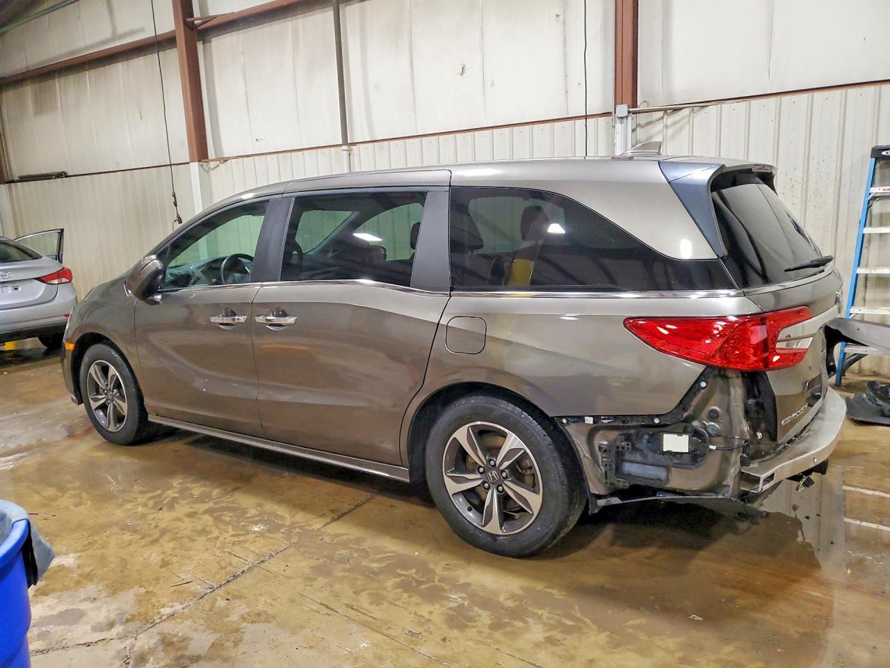 2018 Honda Odyssey Touring - Фото 2