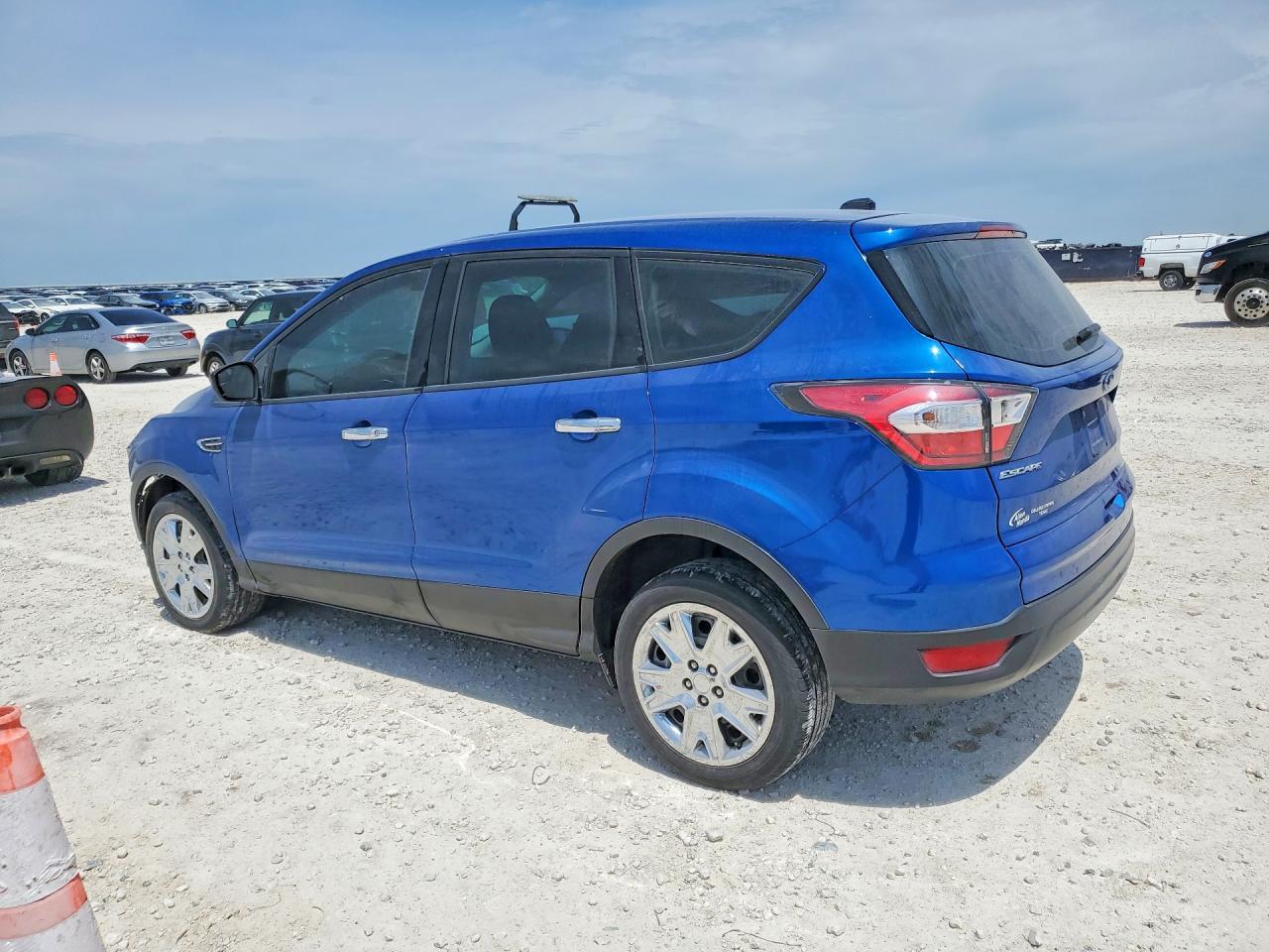 2017 Ford Escape S - Фото 2