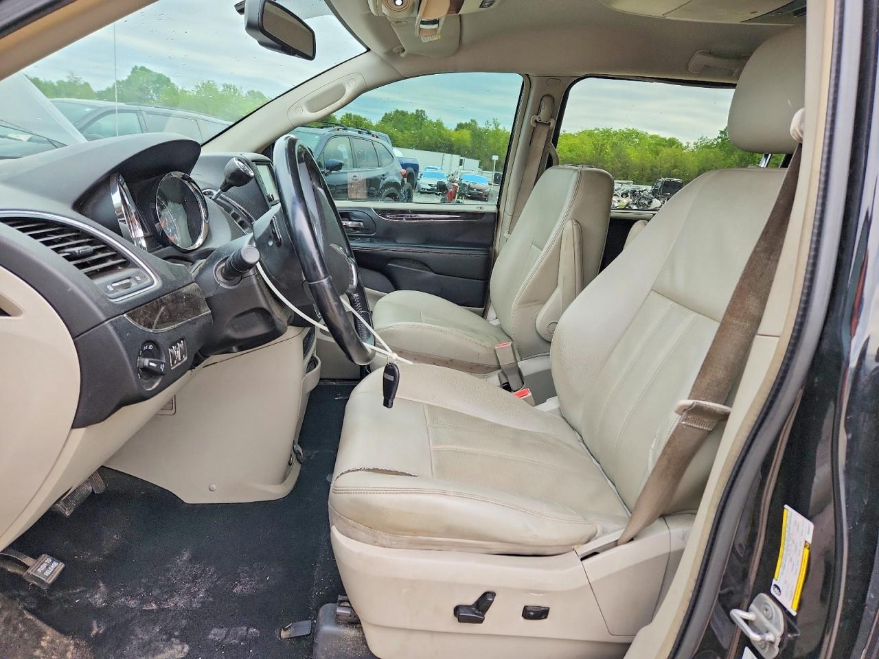 2013 Chrysler Town & Country Touring - Image 7