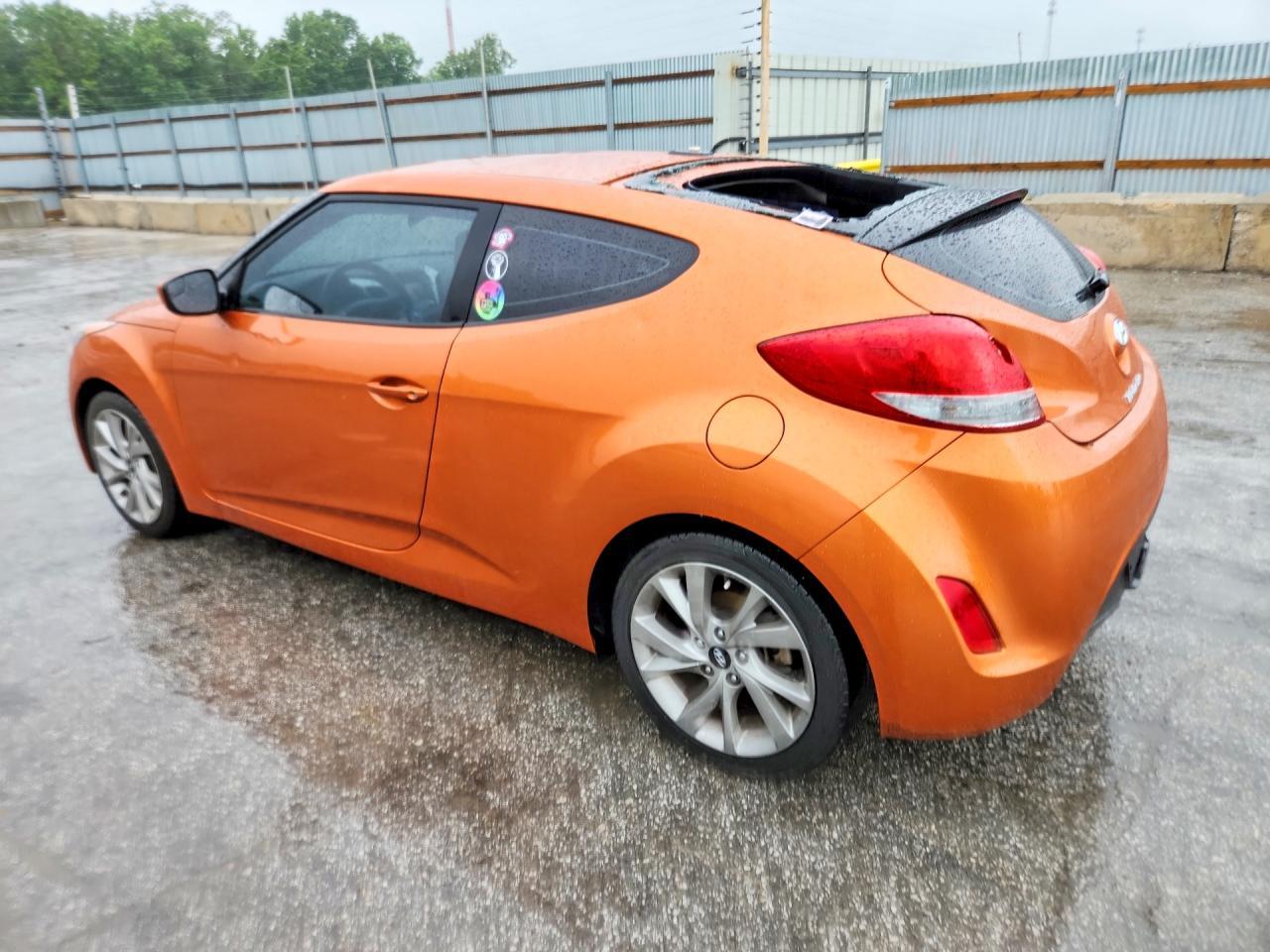 2016 Hyundai Veloster Base - Image 2