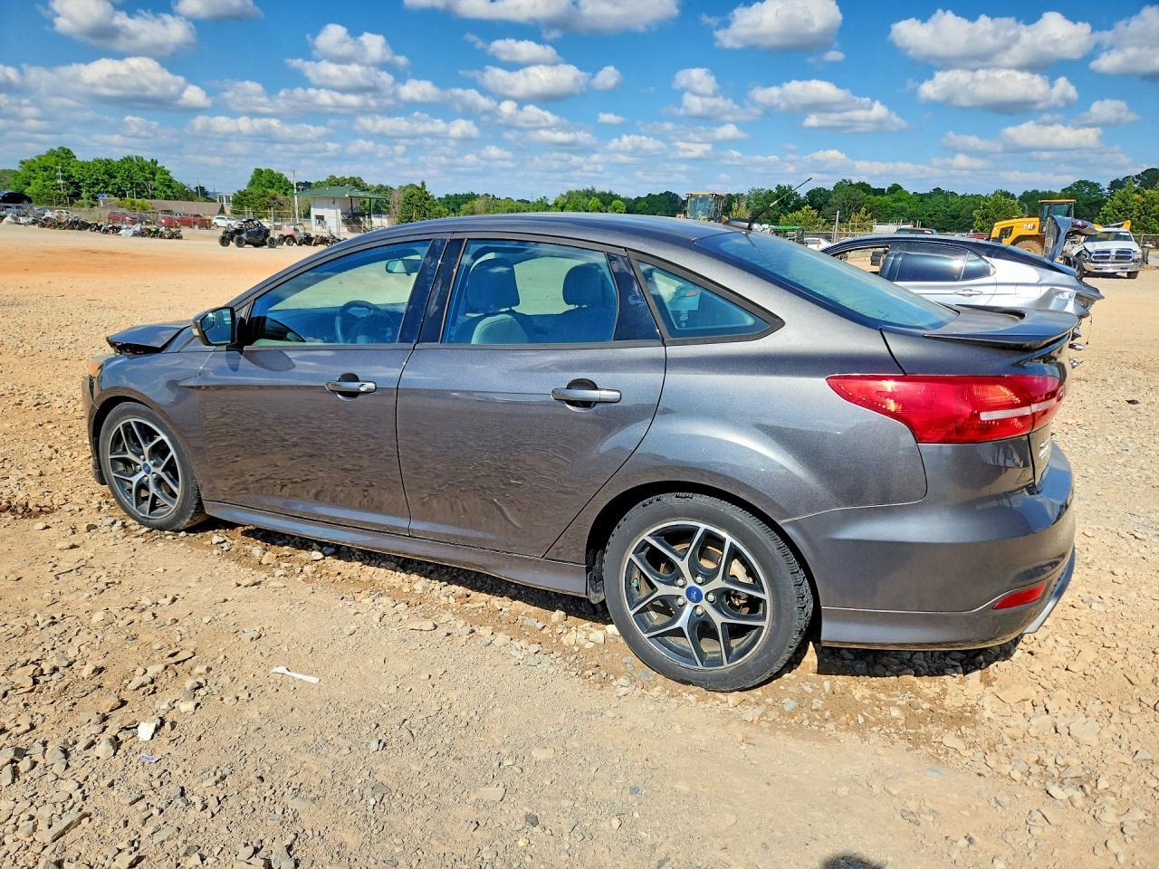 2015 Ford Focus Se - Image 2