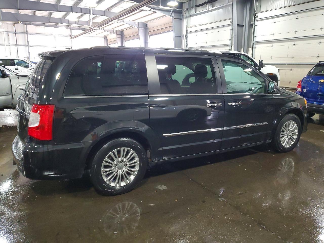 2015 Chrysler Town & Country Touring L - Фото 3