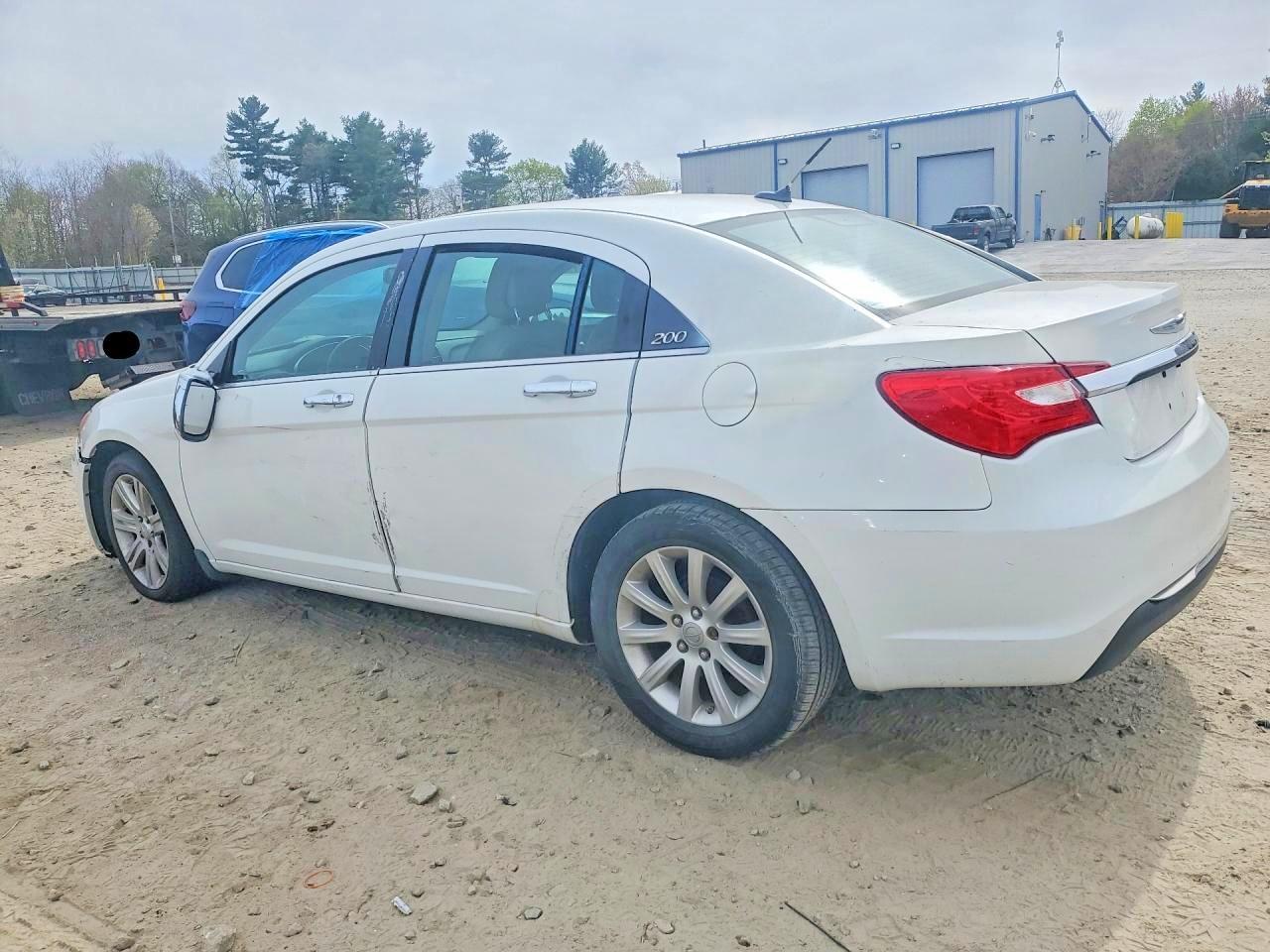 2014 Chrysler 200 Limited - Image 2
