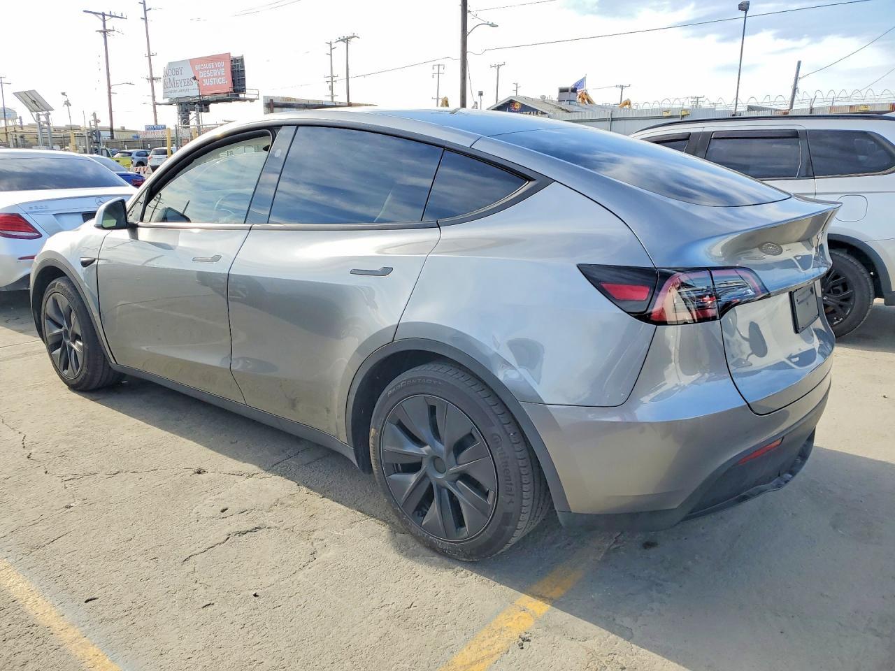 2025 Tesla Model Y - Фото 2