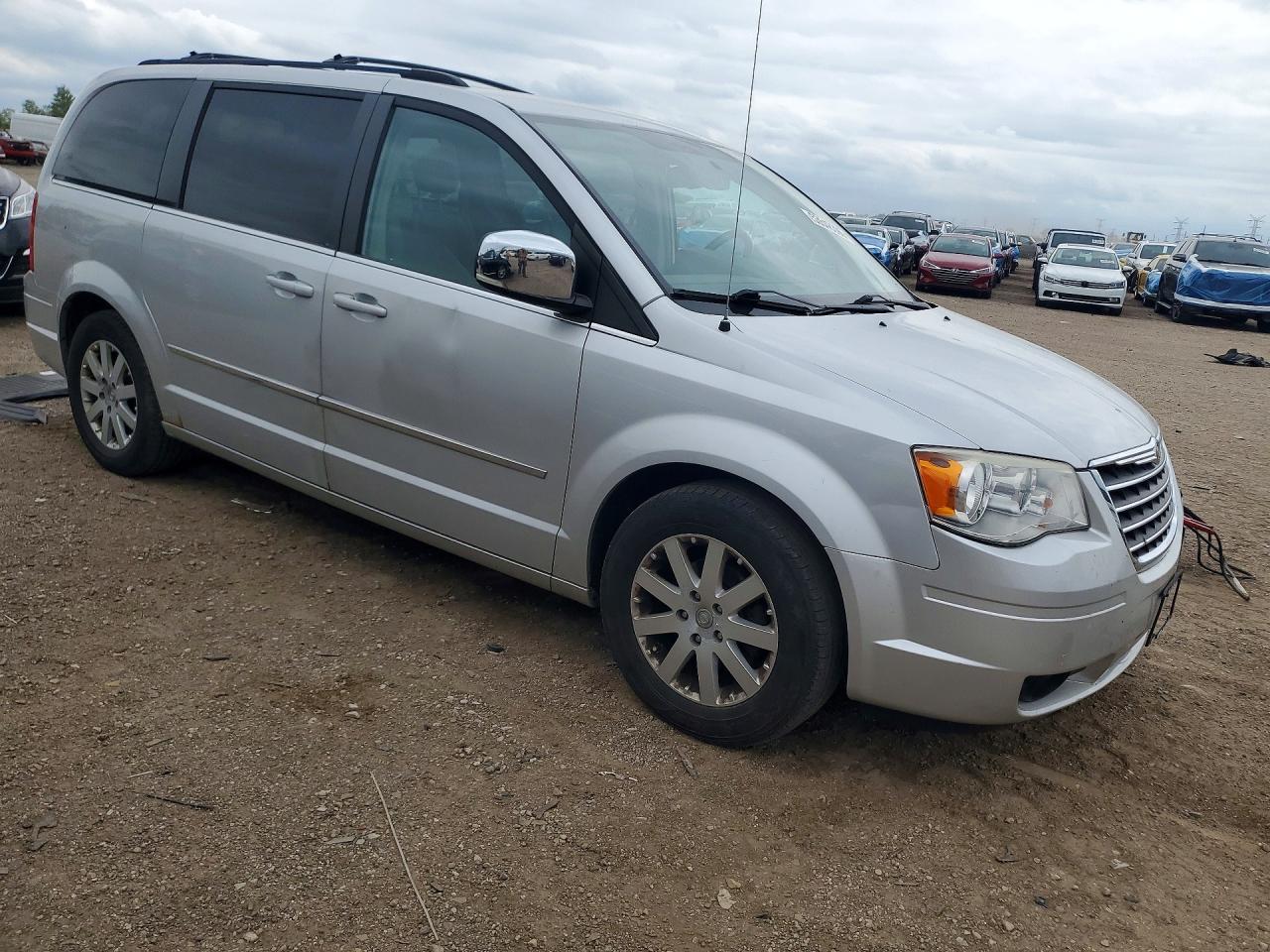 2010 Chrysler Town & Country Touring Plus - Image 4