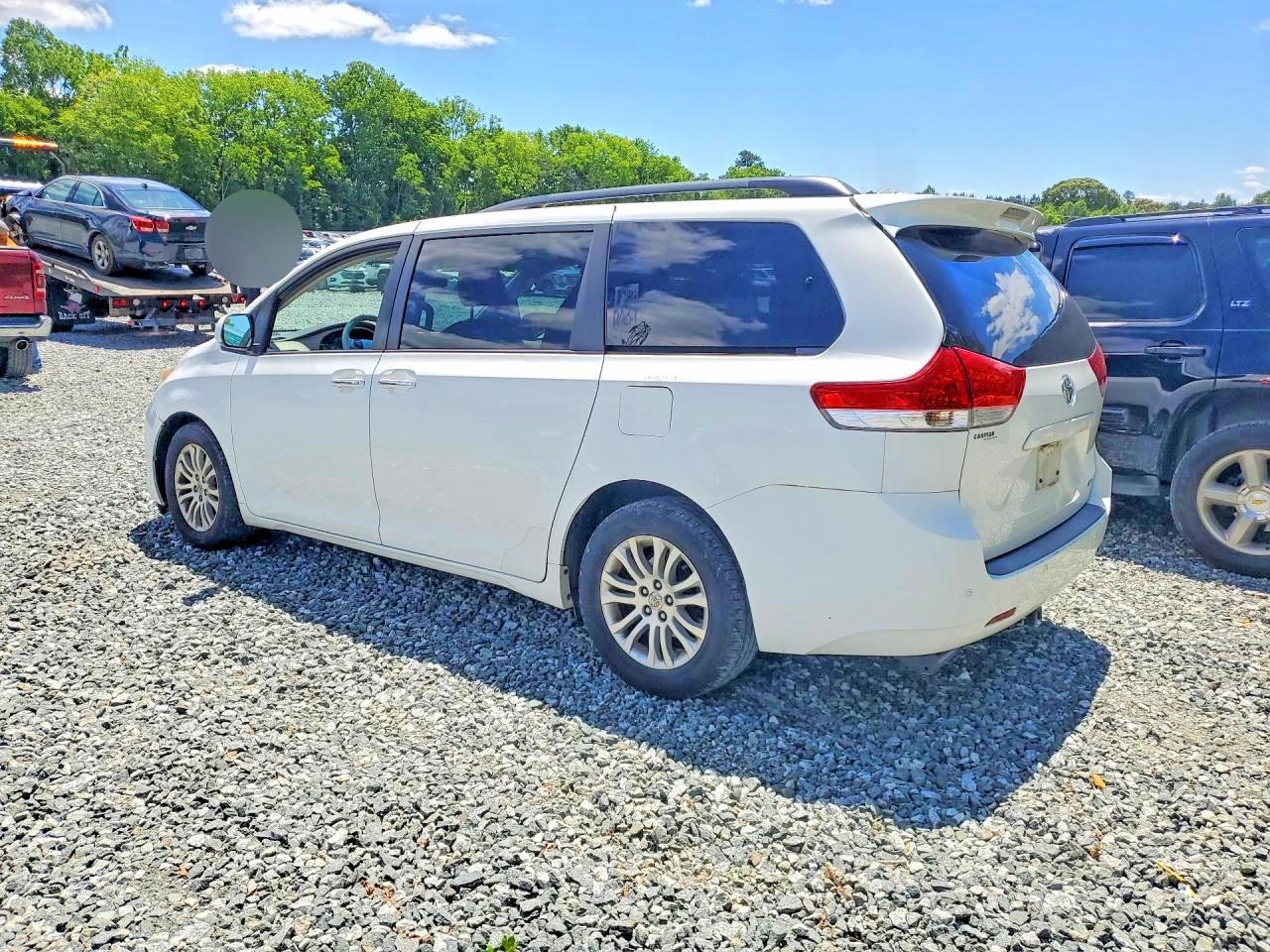 2014 Toyota Sienna Xle 8-Passenger - Фото 2