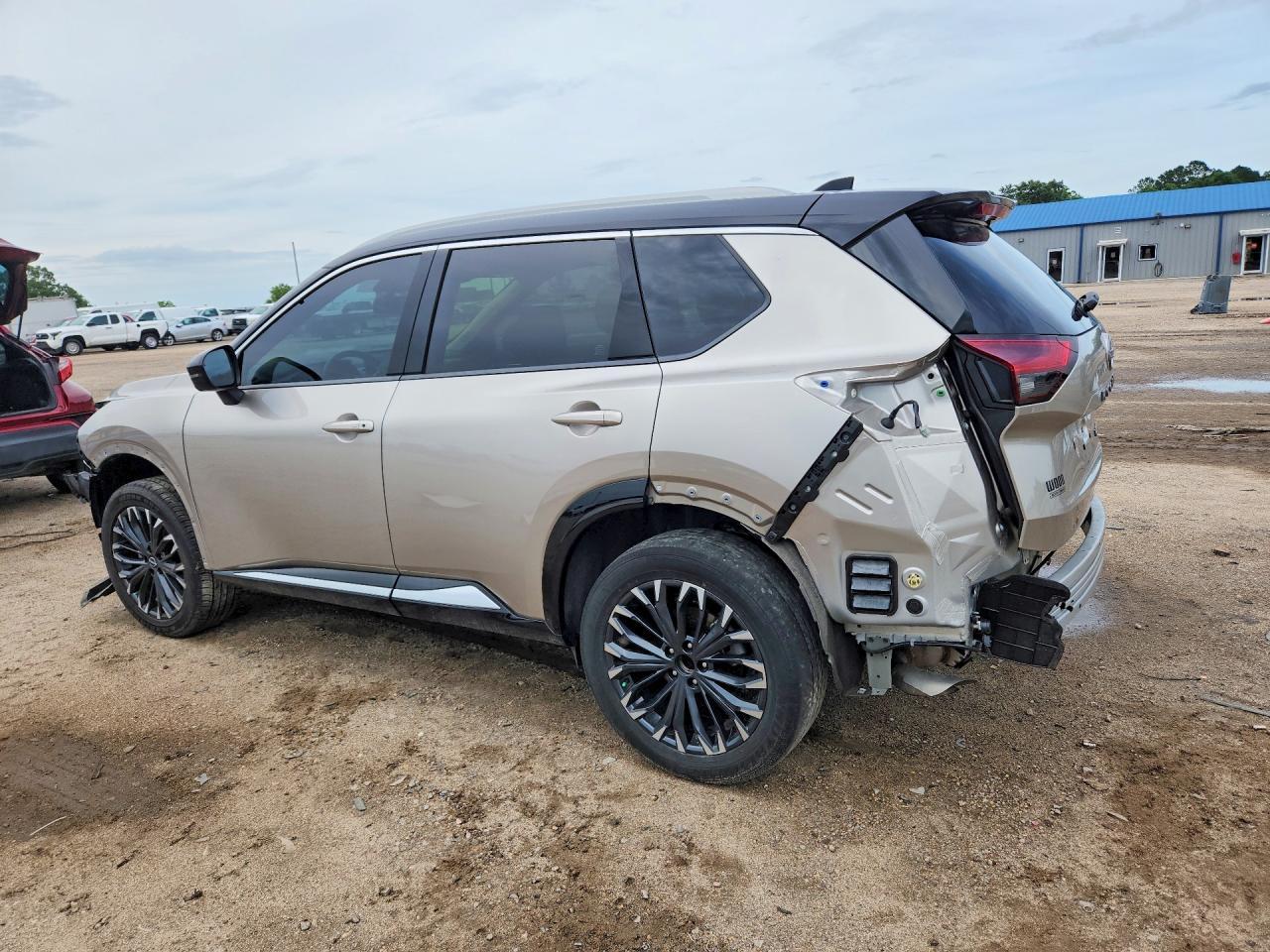 2025 Nissan Rogue - Image 2