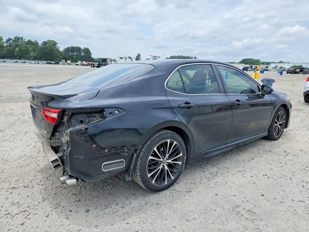 2018 Toyota Camry Se - Фото 3