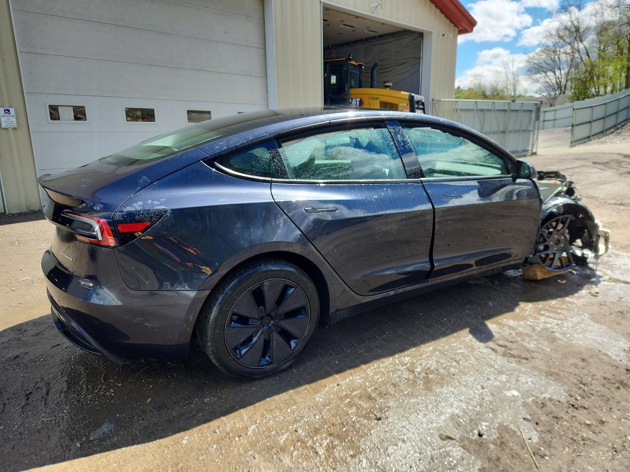 2025 Tesla Model 3 - Фото 3