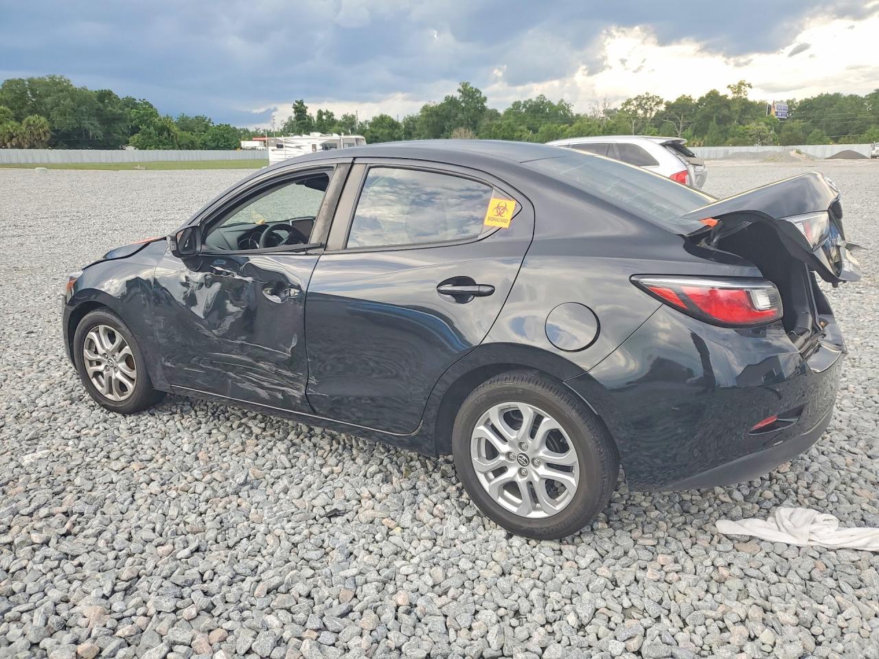 2017 Toyota Yaris Ia Base - Фото 2